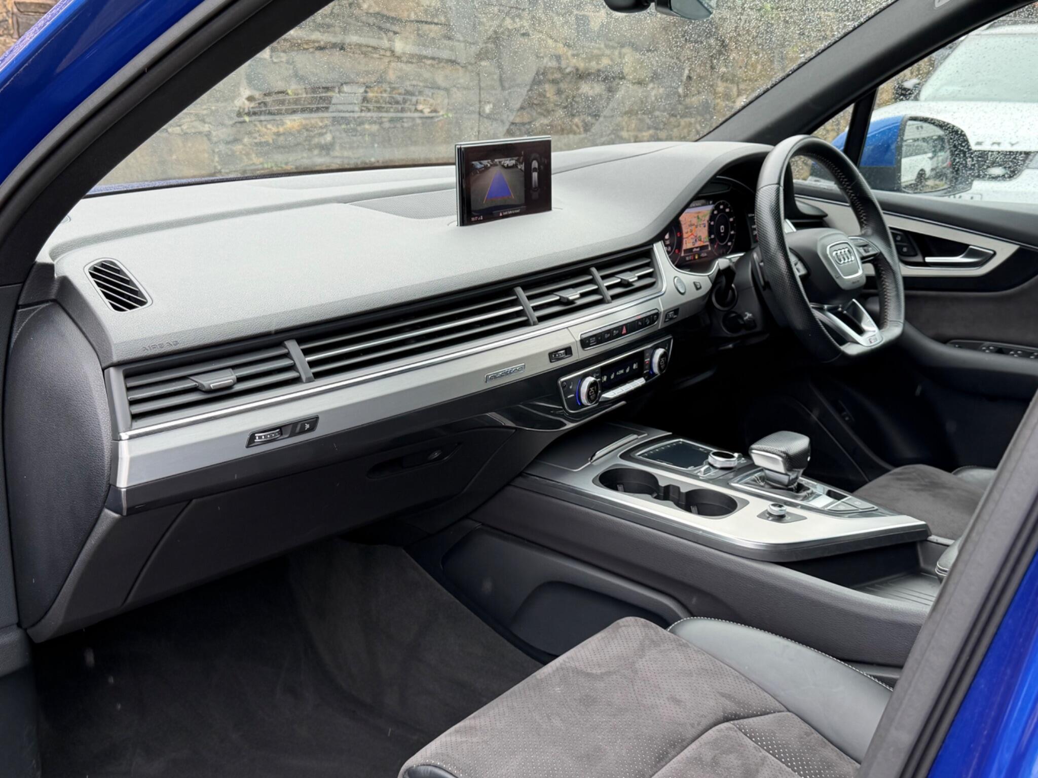 Audi Q7 view 13