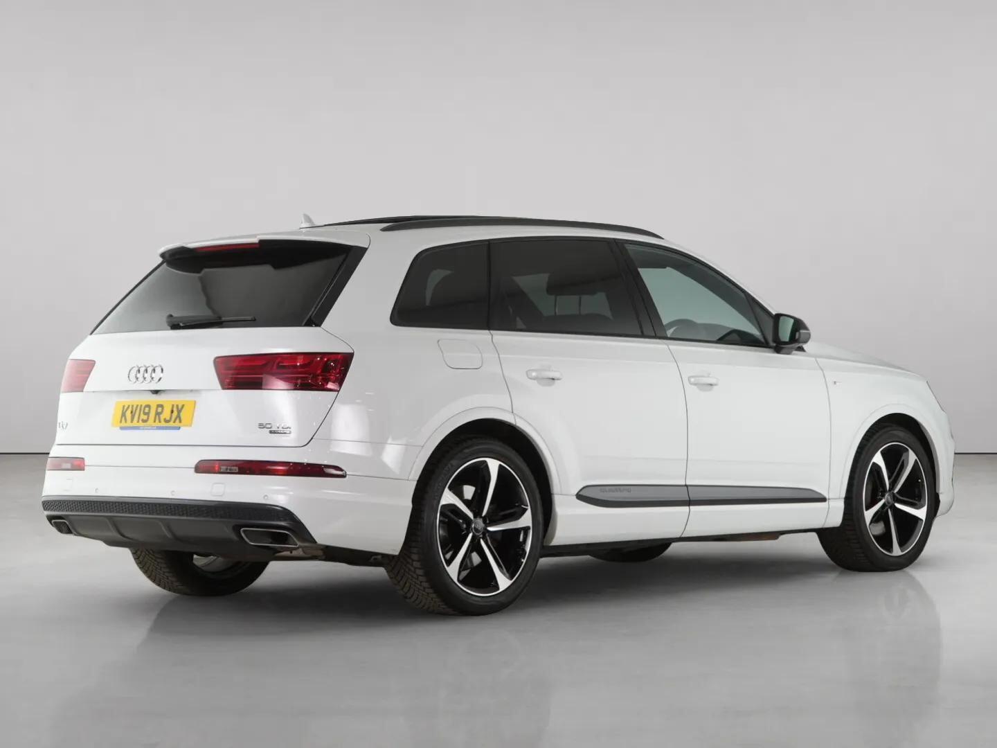 Audi Q7 view 8