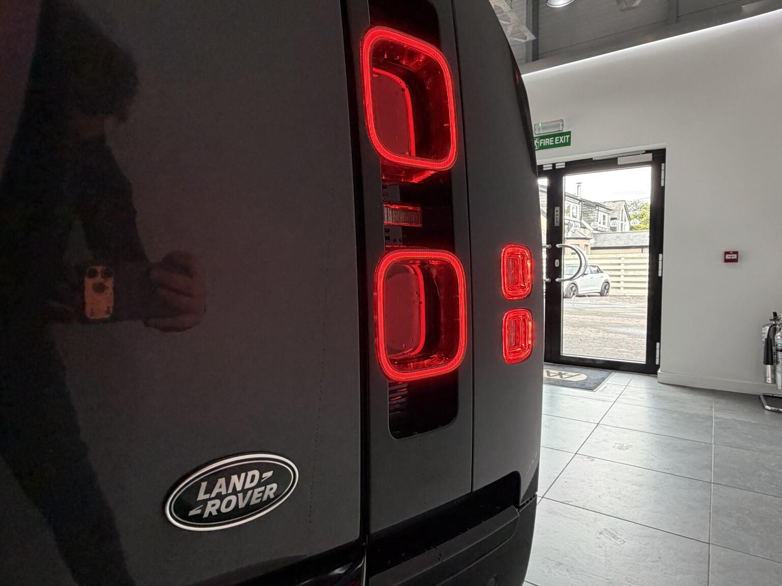 Land Rover Defender 110 view 59