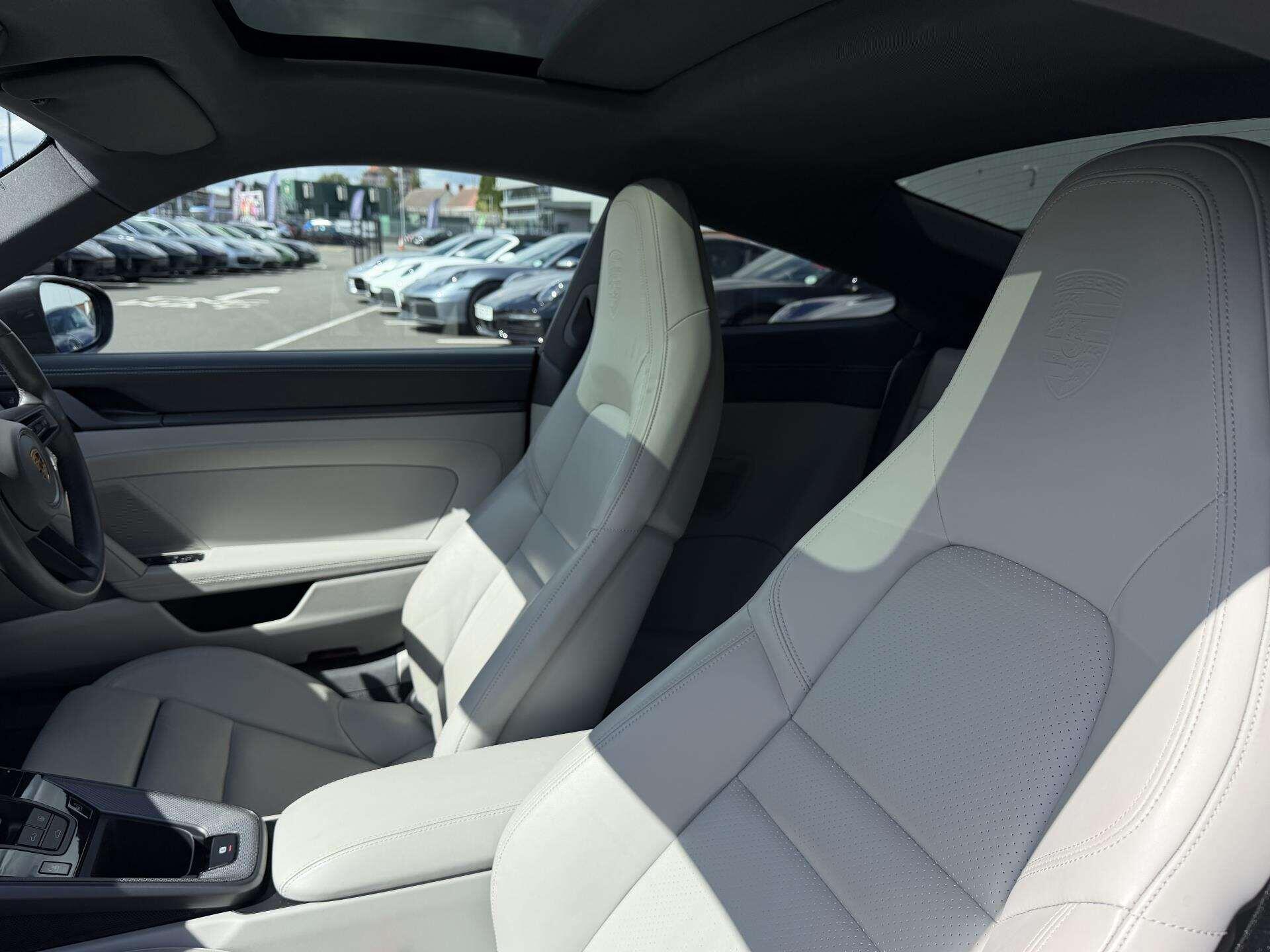 Porsche 911 view 17