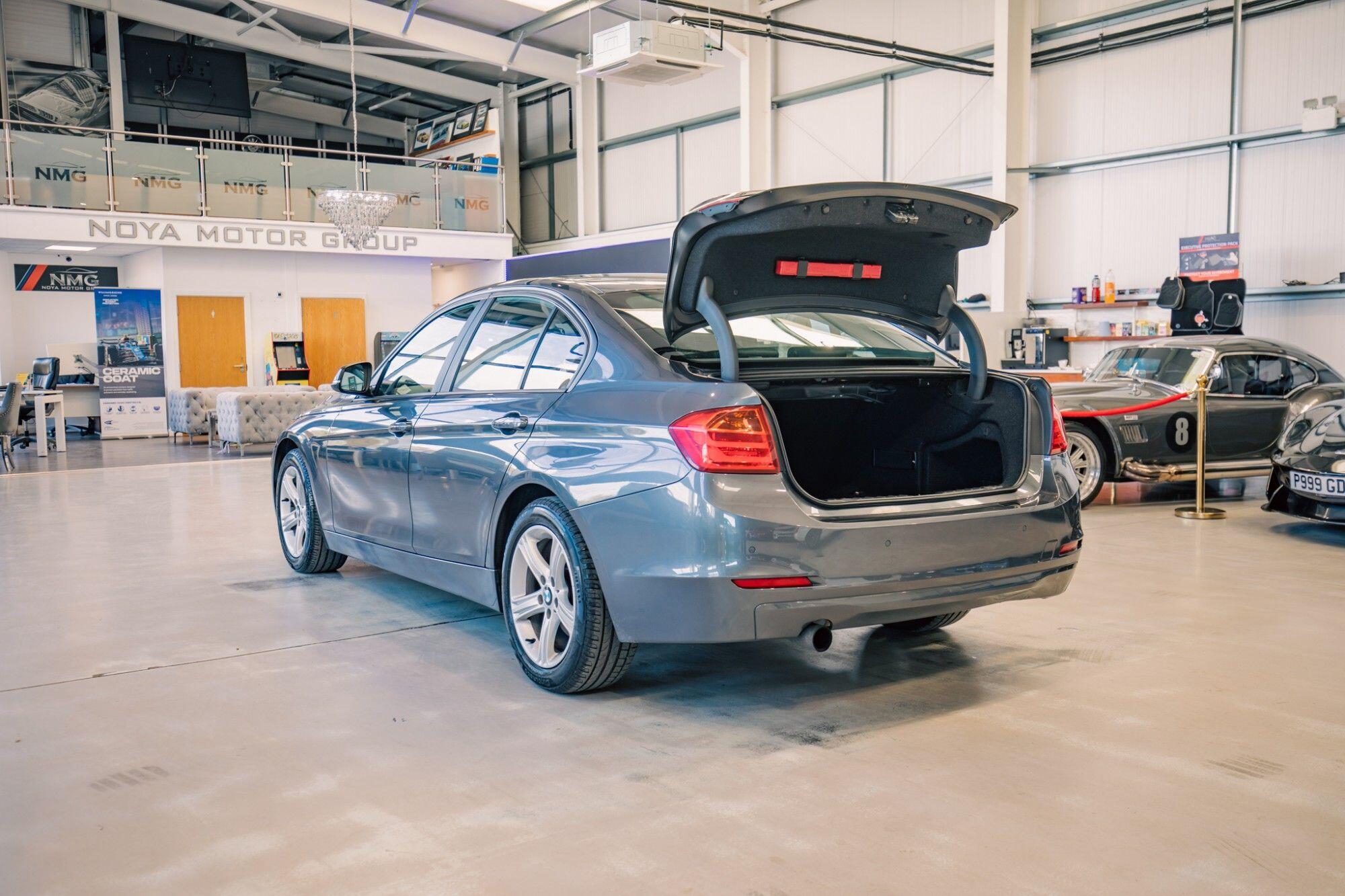 BMW 3 Series view 28