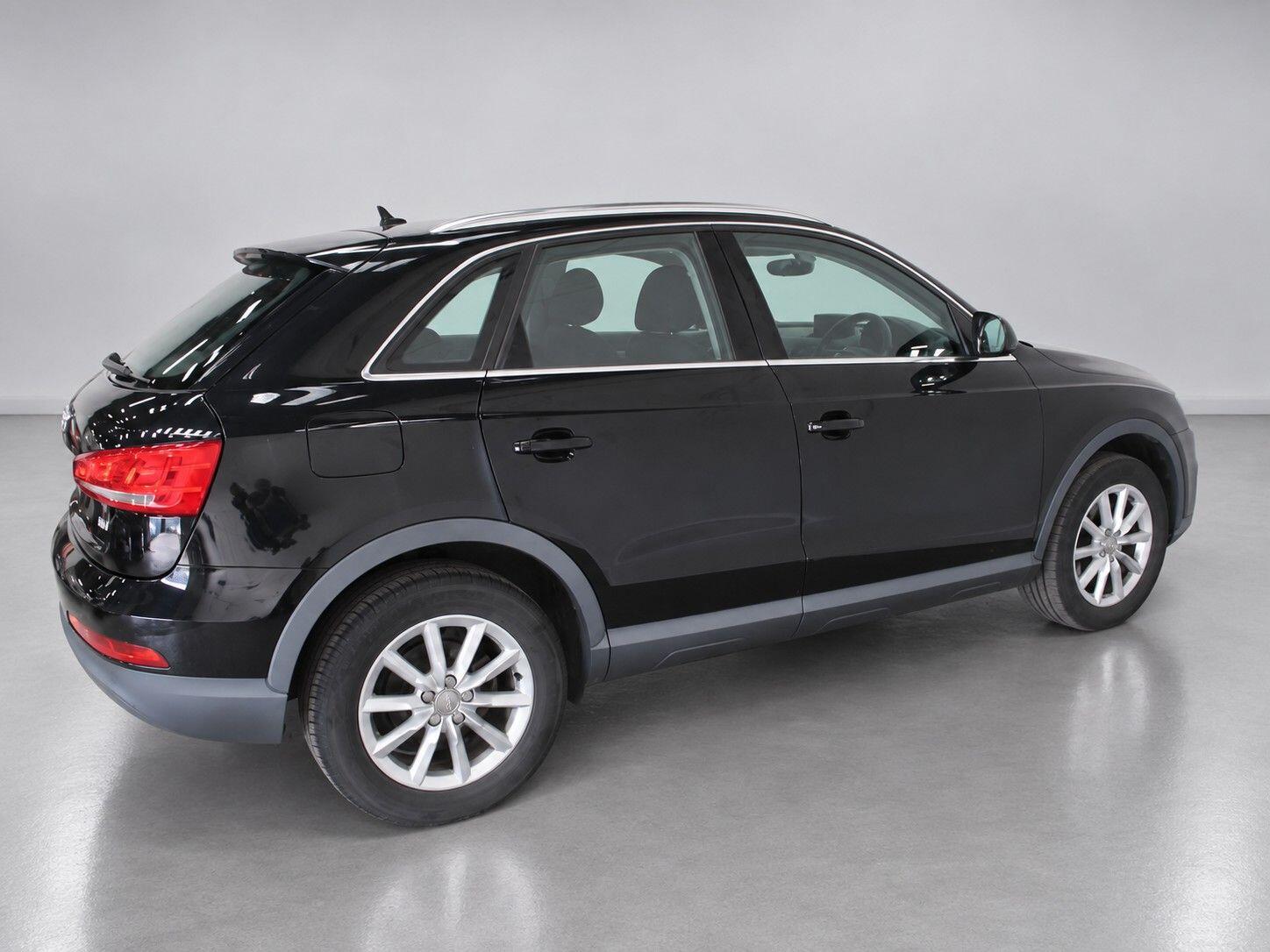 Audi Q3 view 11
