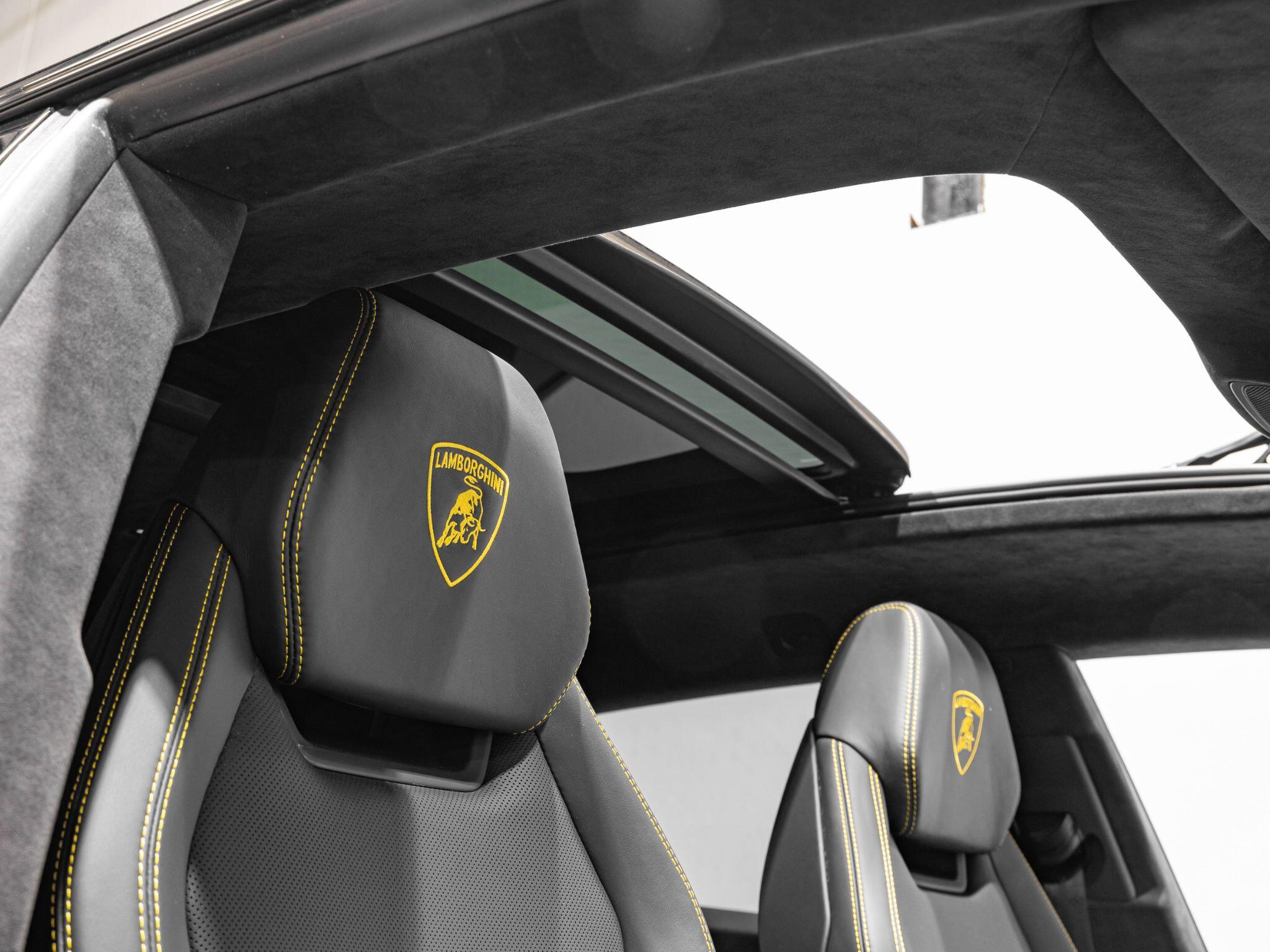 Lamborghini Urus view 3