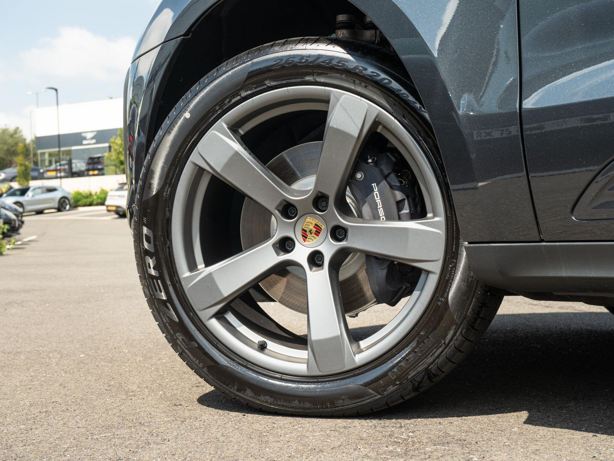 Porsche Macan view 4