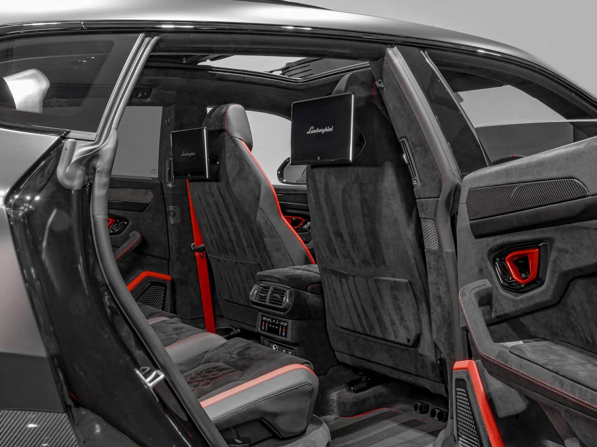 Lamborghini Urus view 4