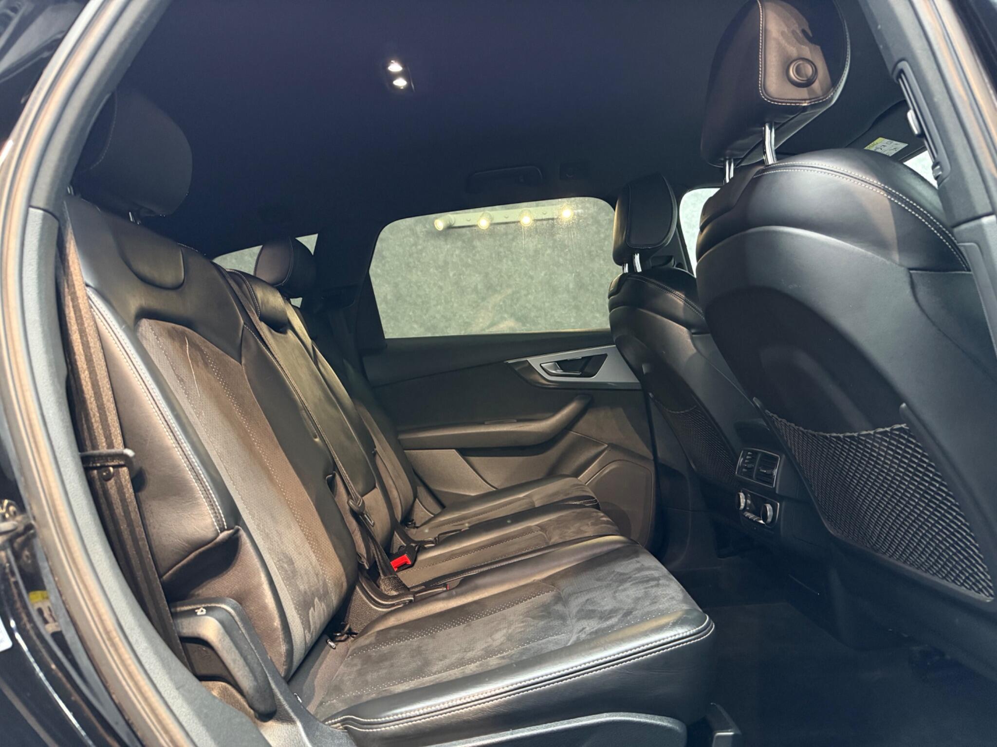 Audi Q7 view 8