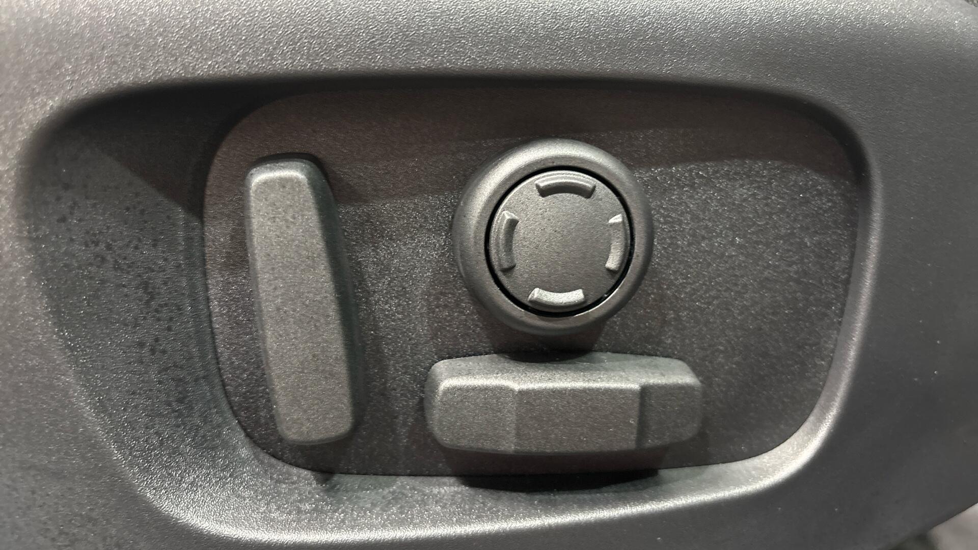 Land Rover Discovery Sport view 43