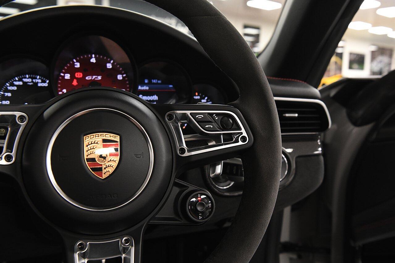 Porsche 911 view 23