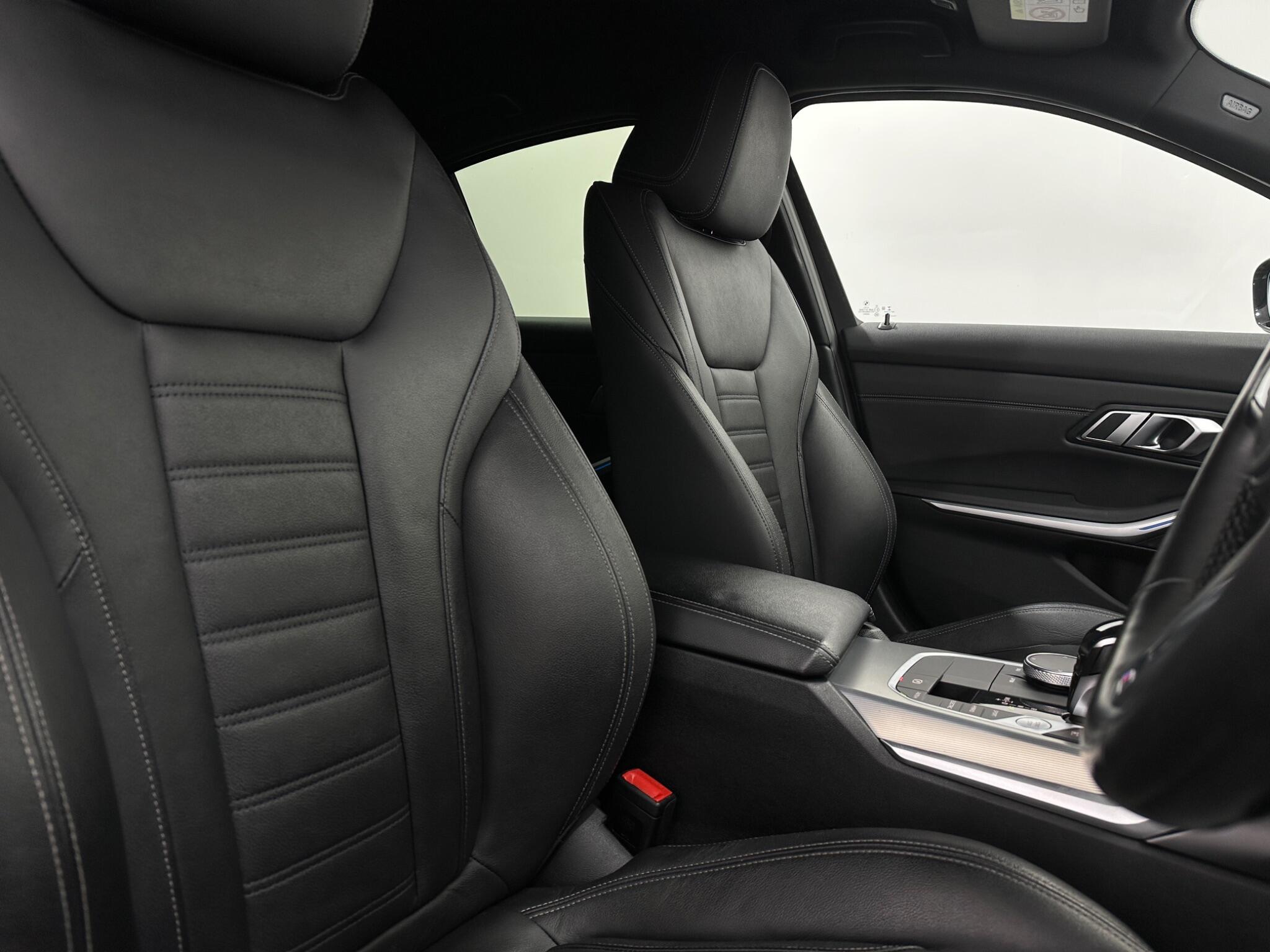 BMW 3 Series view 32