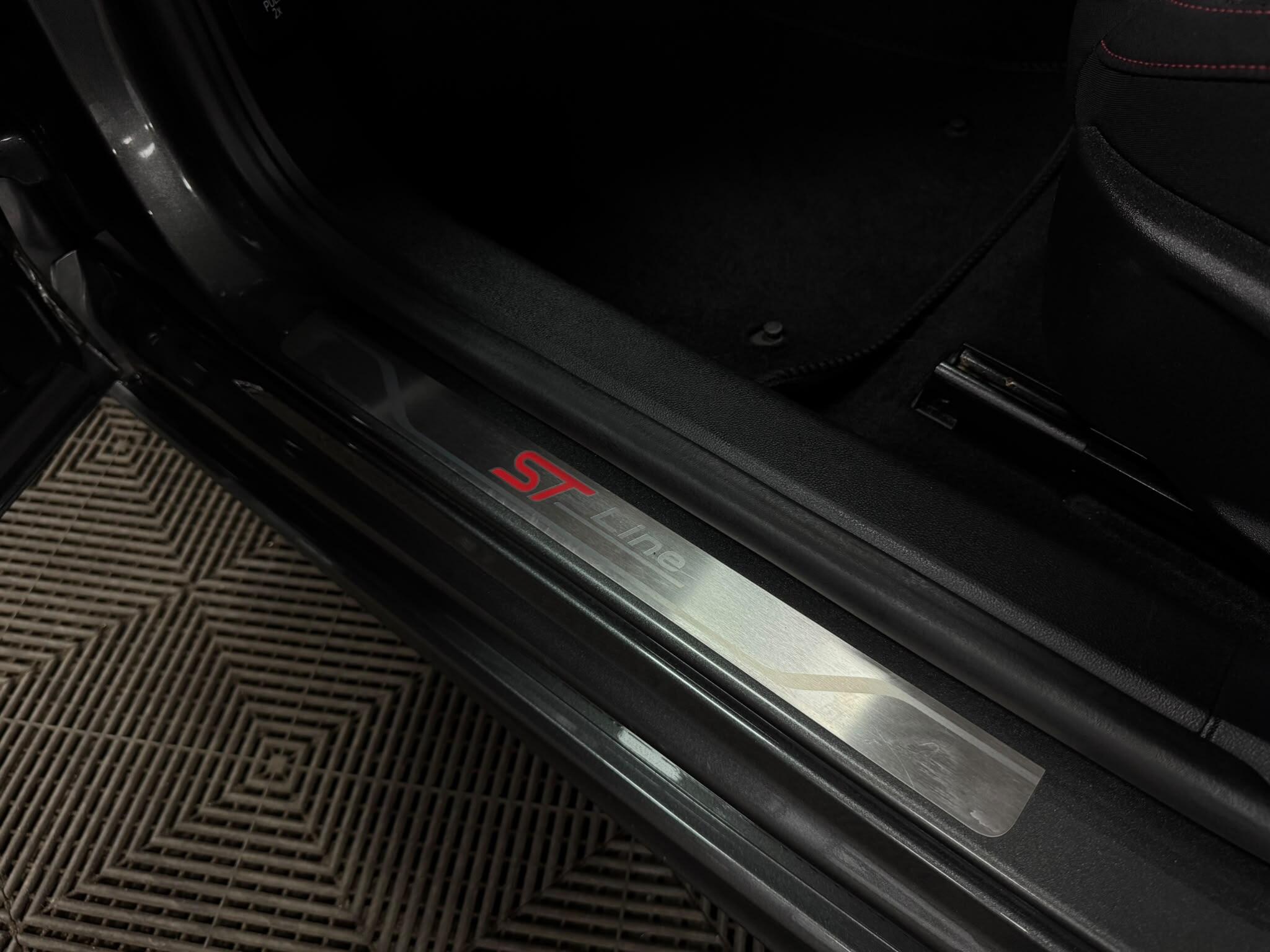 Ford Focus view 39