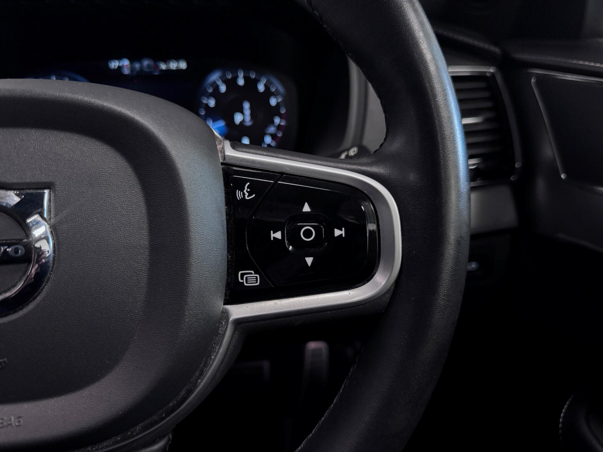 Volvo XC90 view 17