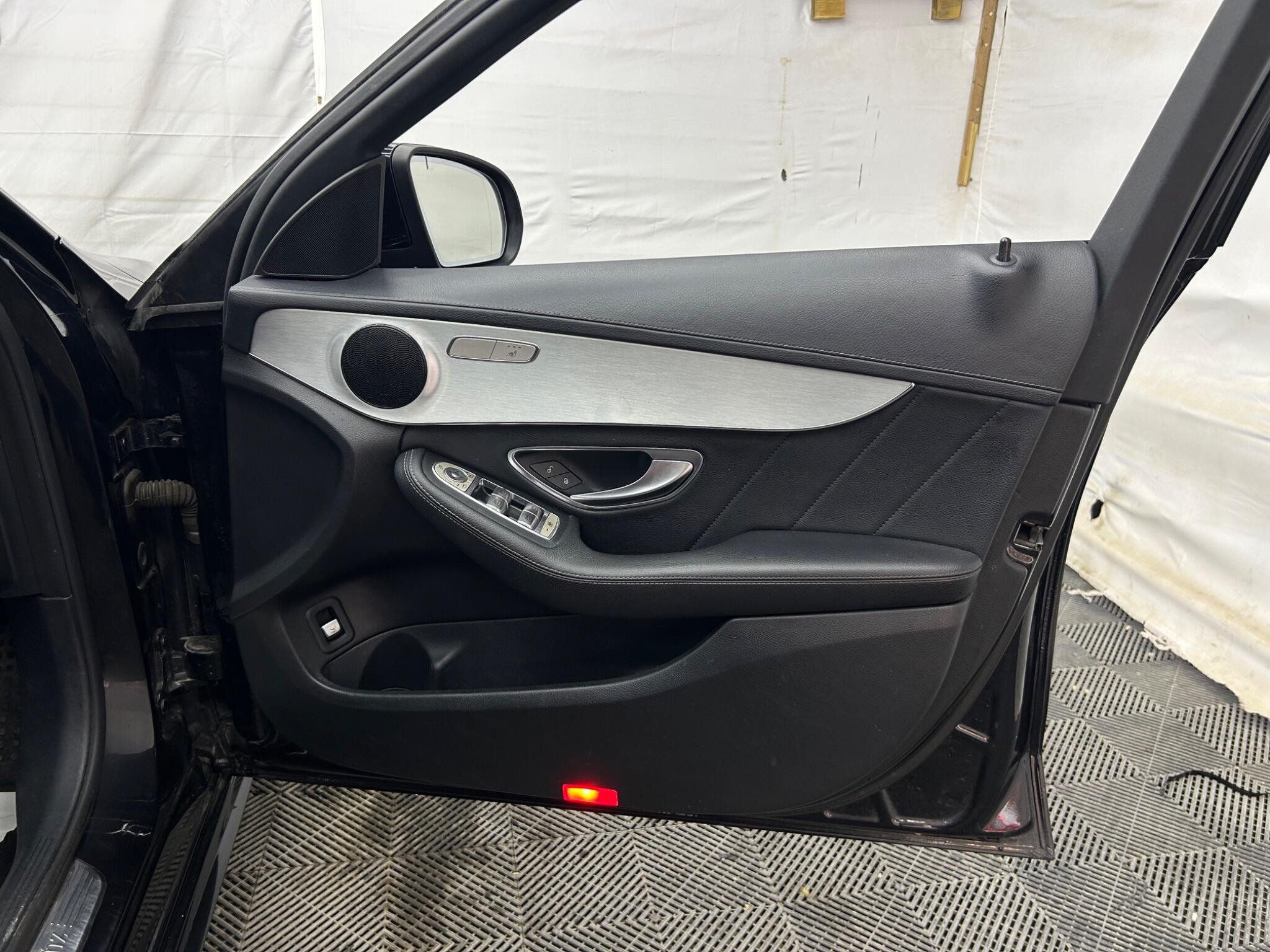 Mercedes-Benz C Class view 31