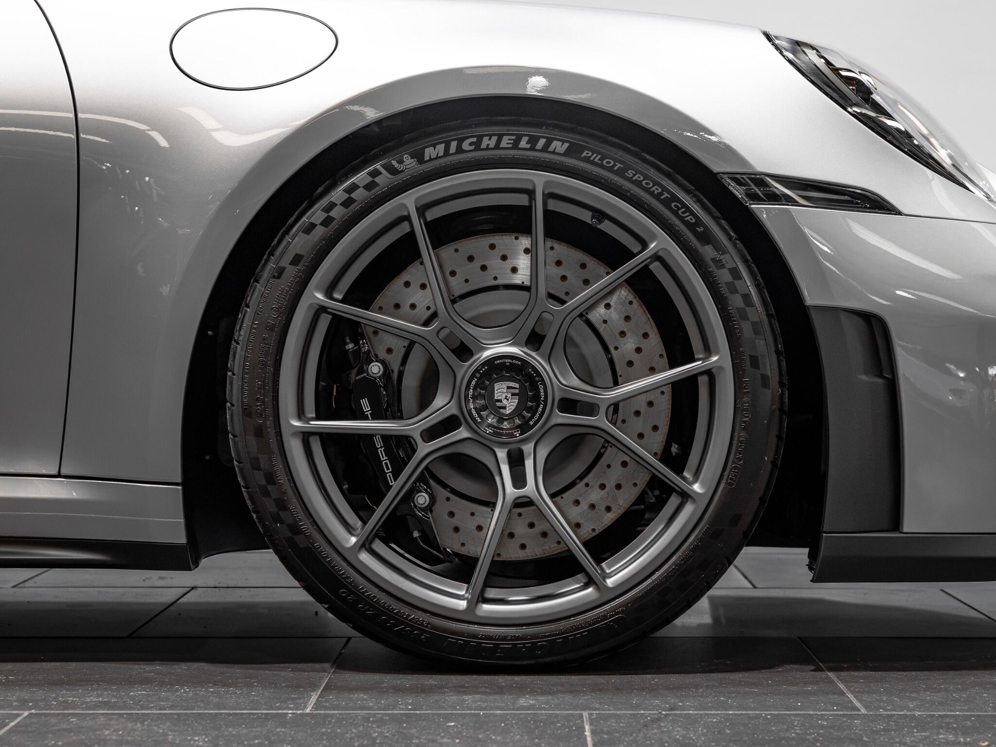 Porsche 911 view 3