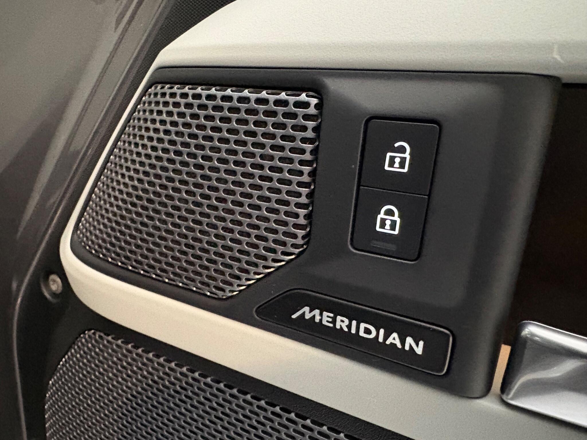 Land Rover Defender view 9