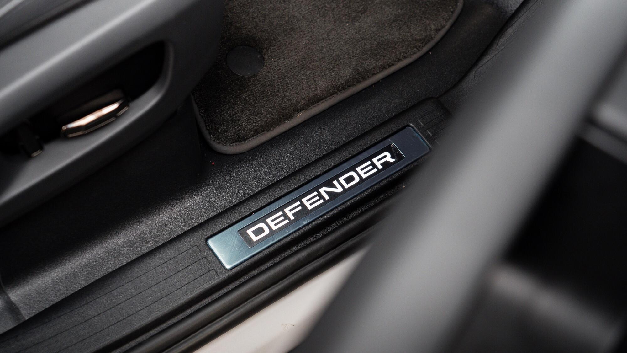 Land Rover Defender 110 view 49
