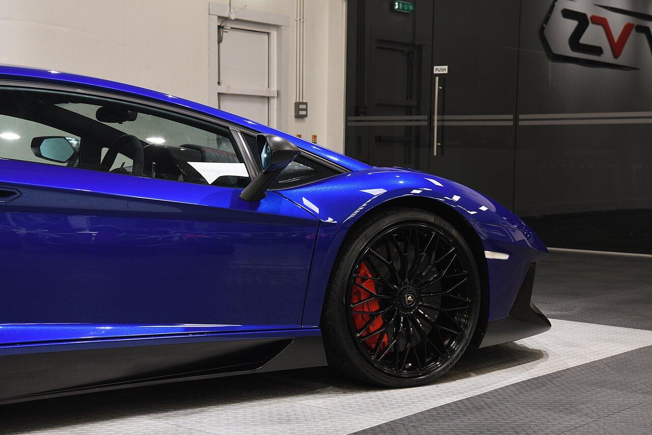 Lamborghini Aventador view 37