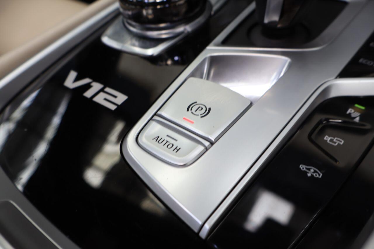 BMW 7 Series view 15