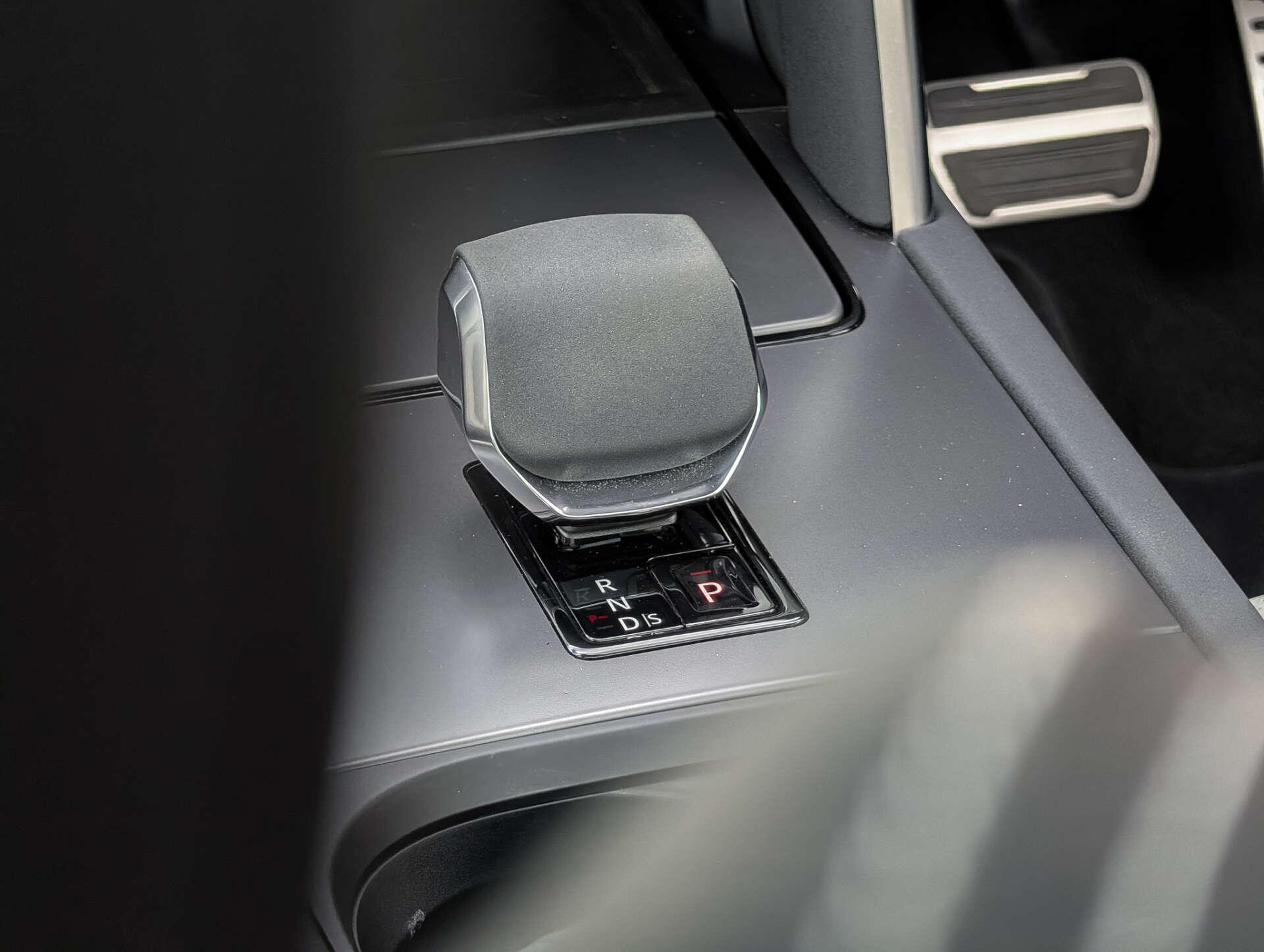 Land Rover Discovery Sport view 38