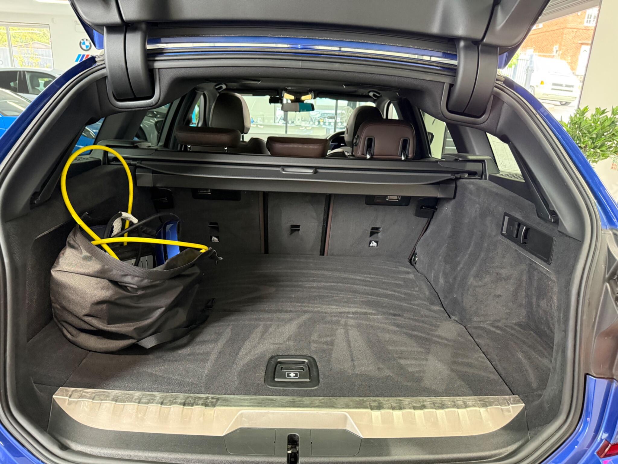 BMW 3 Series view 32