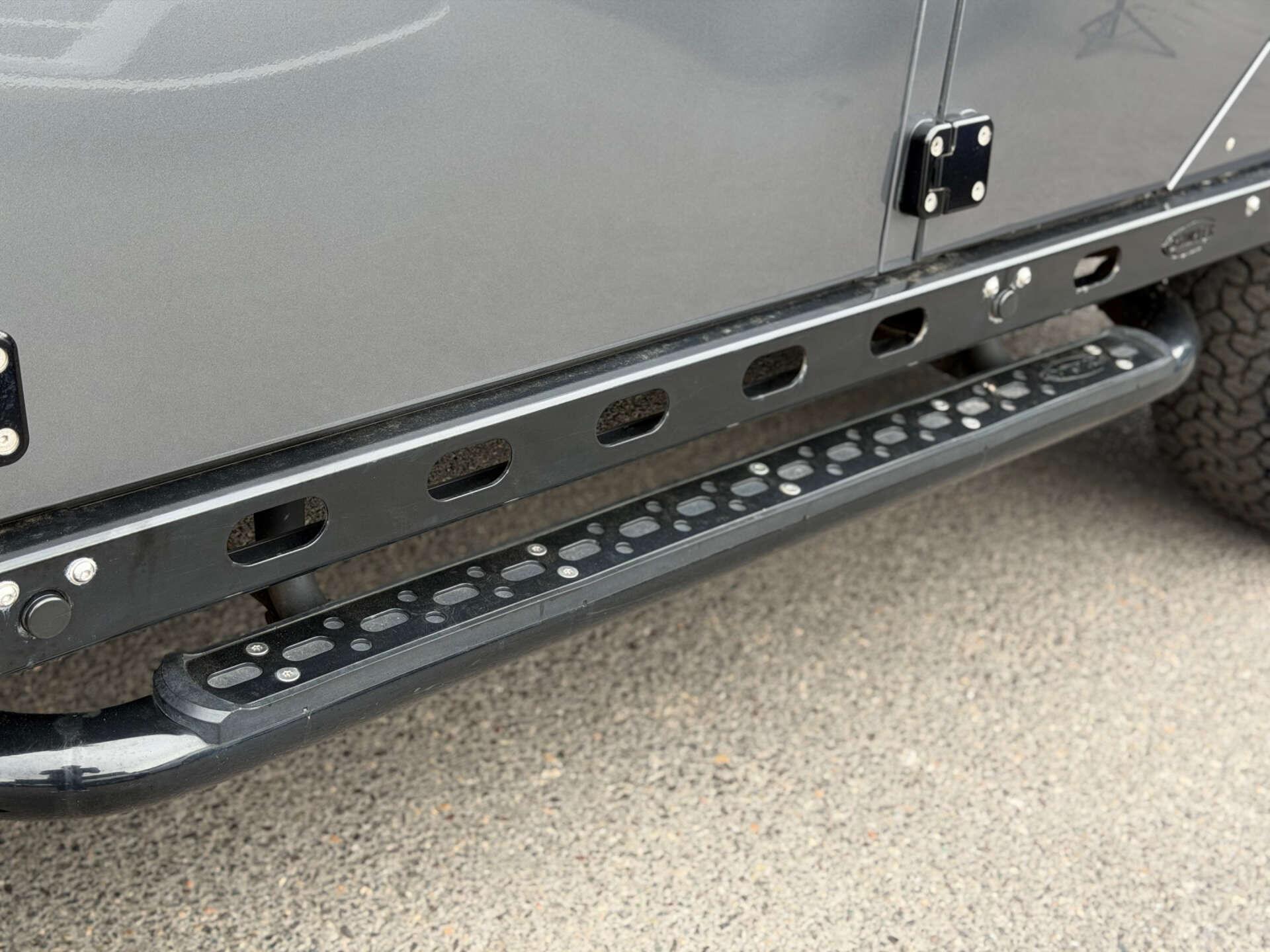 Land Rover Defender 110 view 16