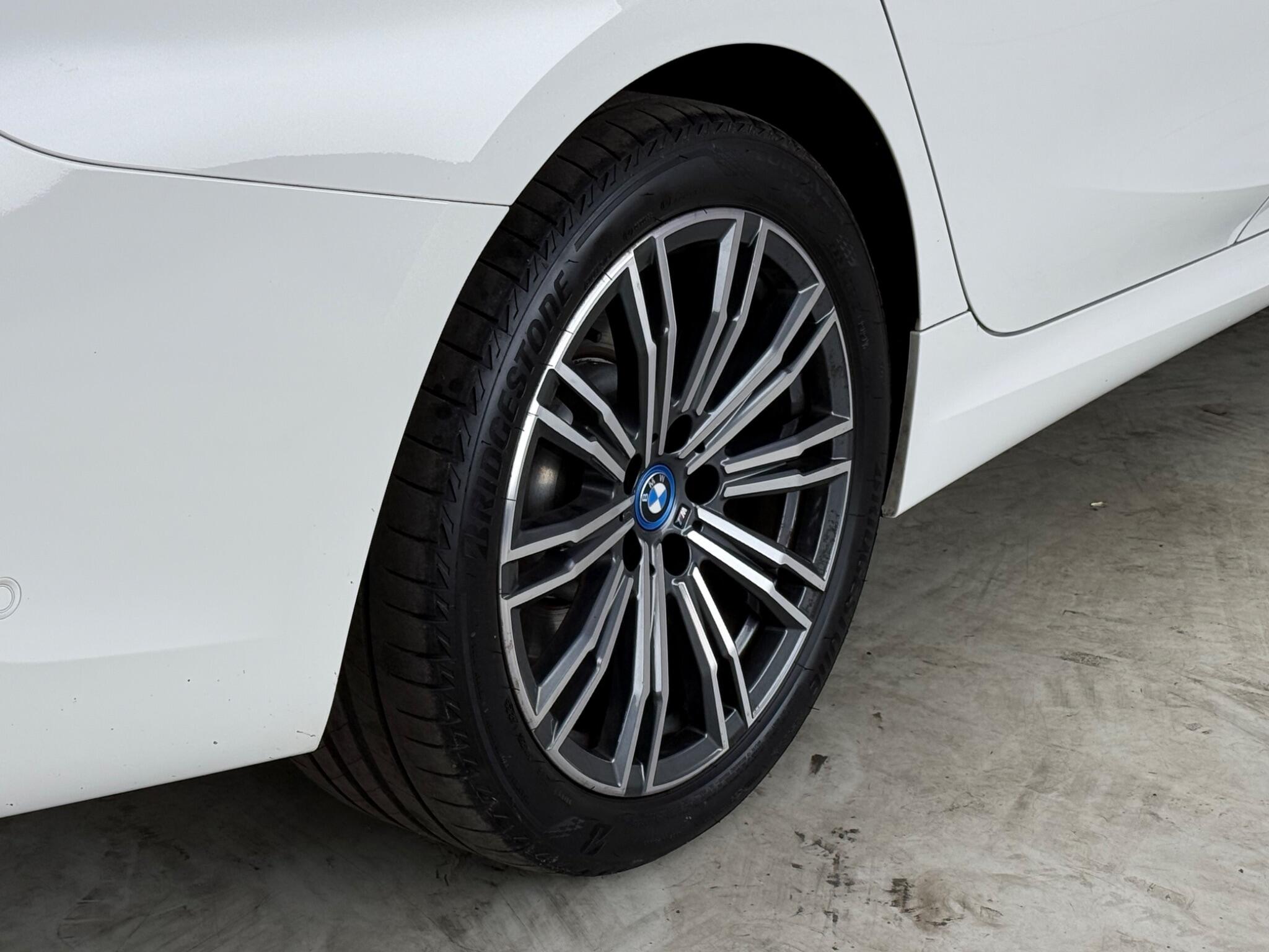 BMW 3 Series view 9