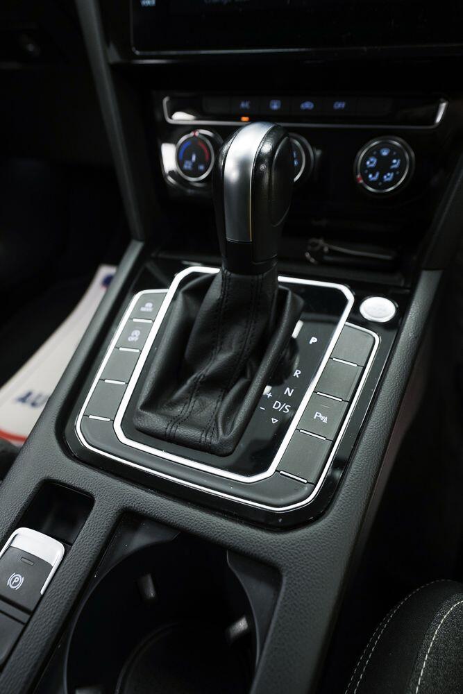 Volkswagen Passat view 7