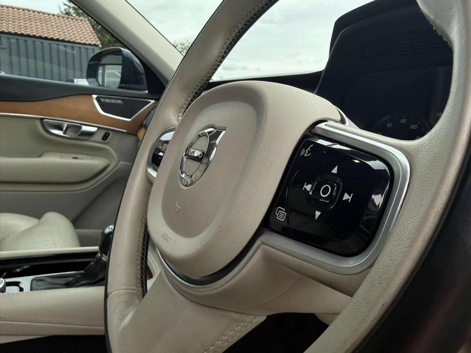 Volvo XC90 view 30
