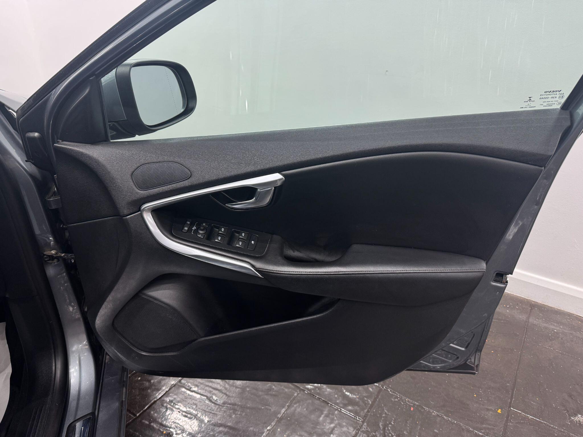 Volvo V40 view 19