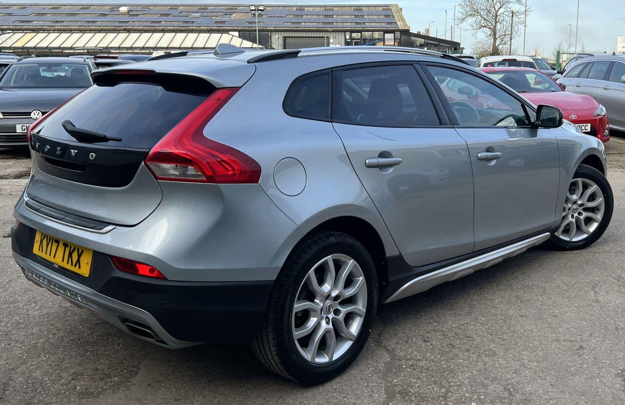 Volvo V40 Cross Country view 3