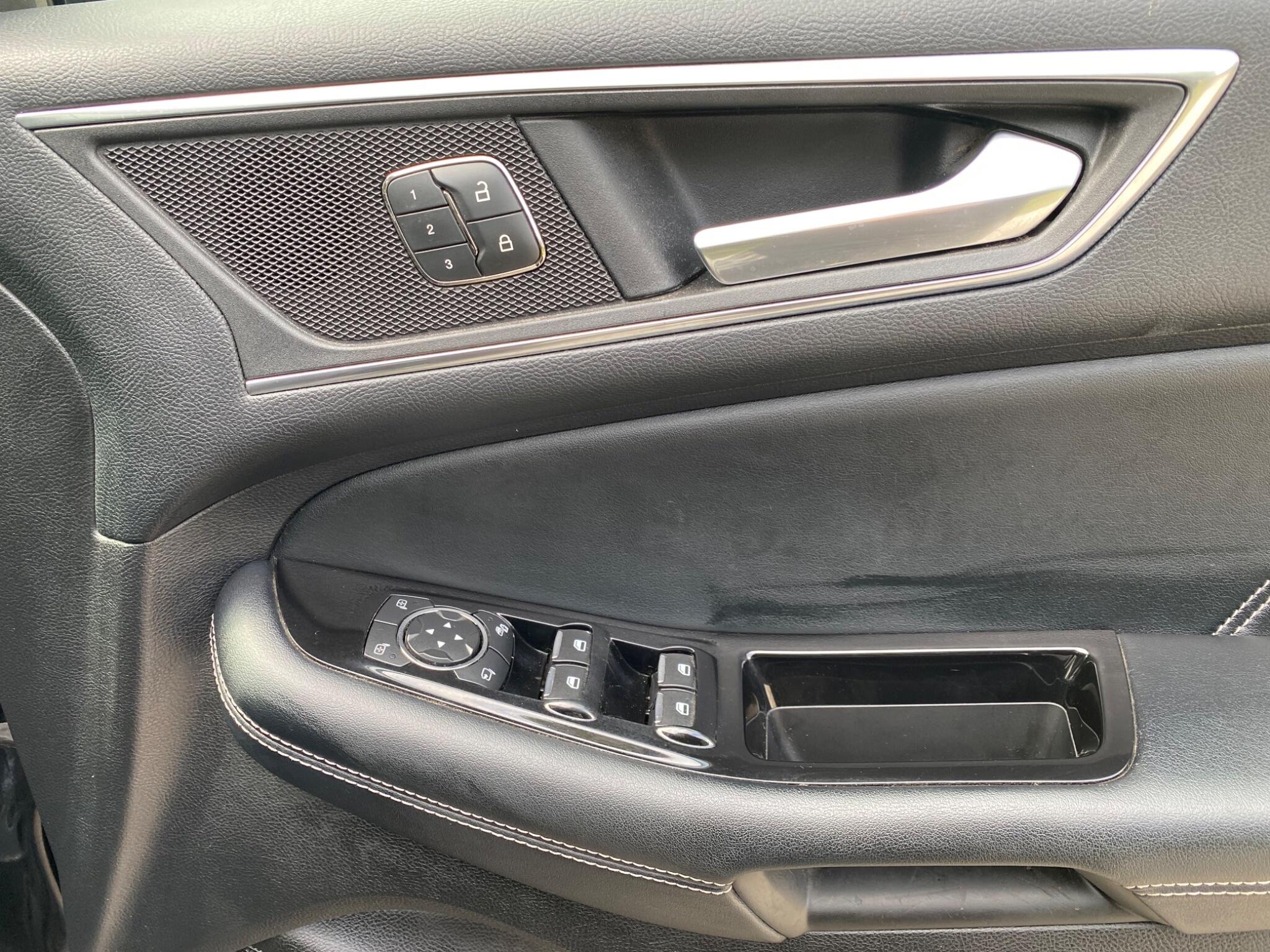 Ford Edge view 26