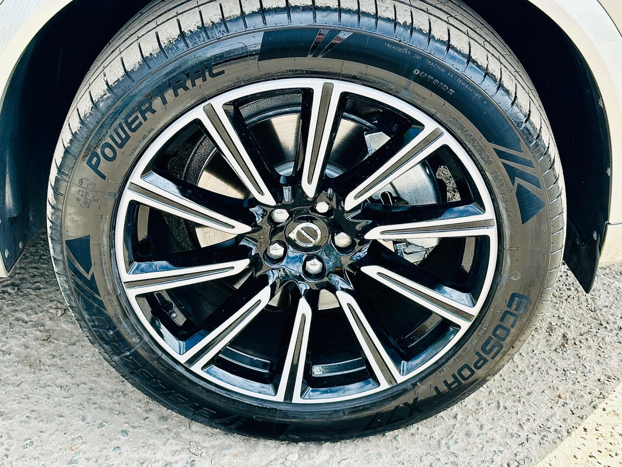 Volvo XC90 view 5