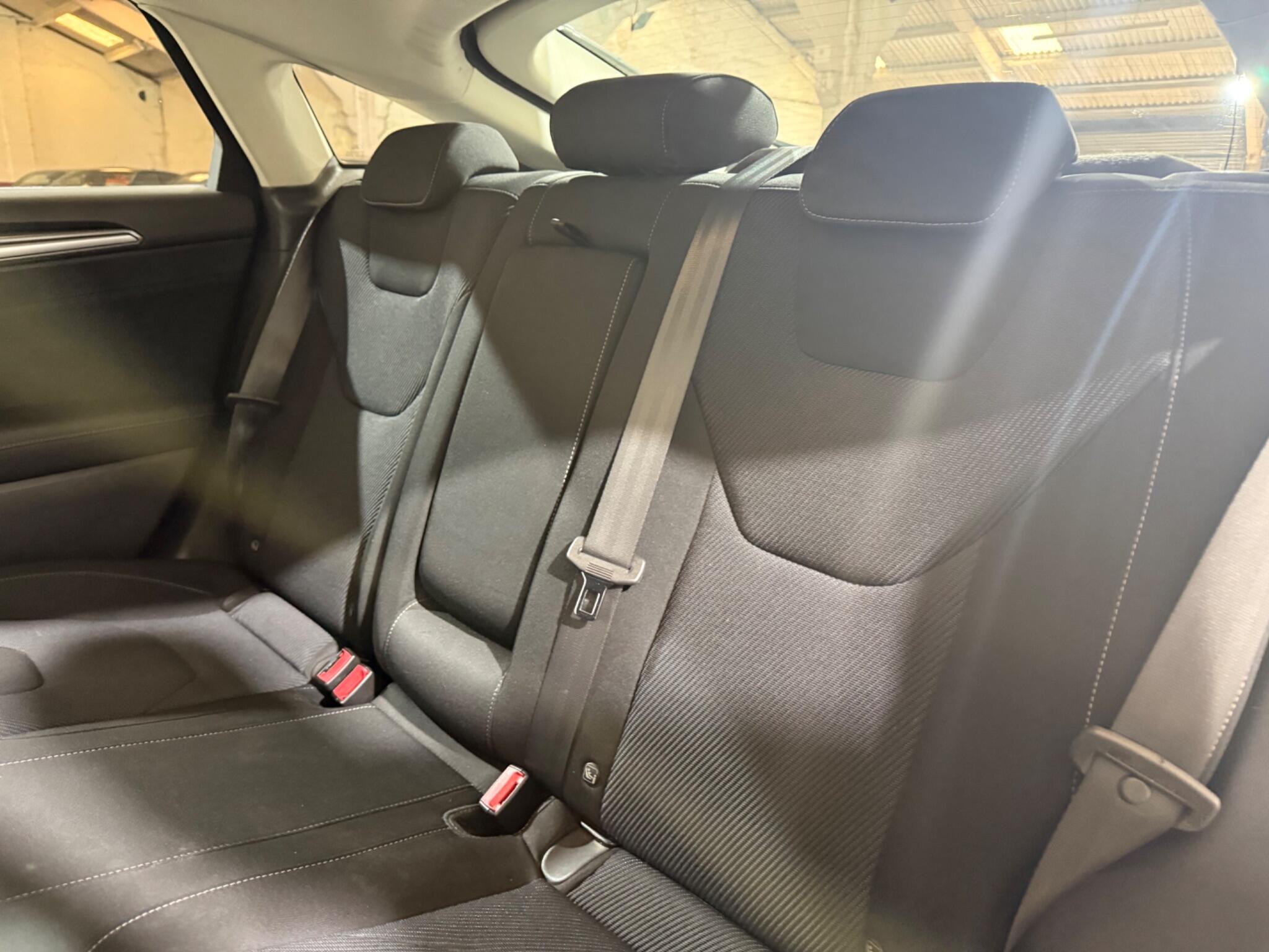 Ford Mondeo view 44