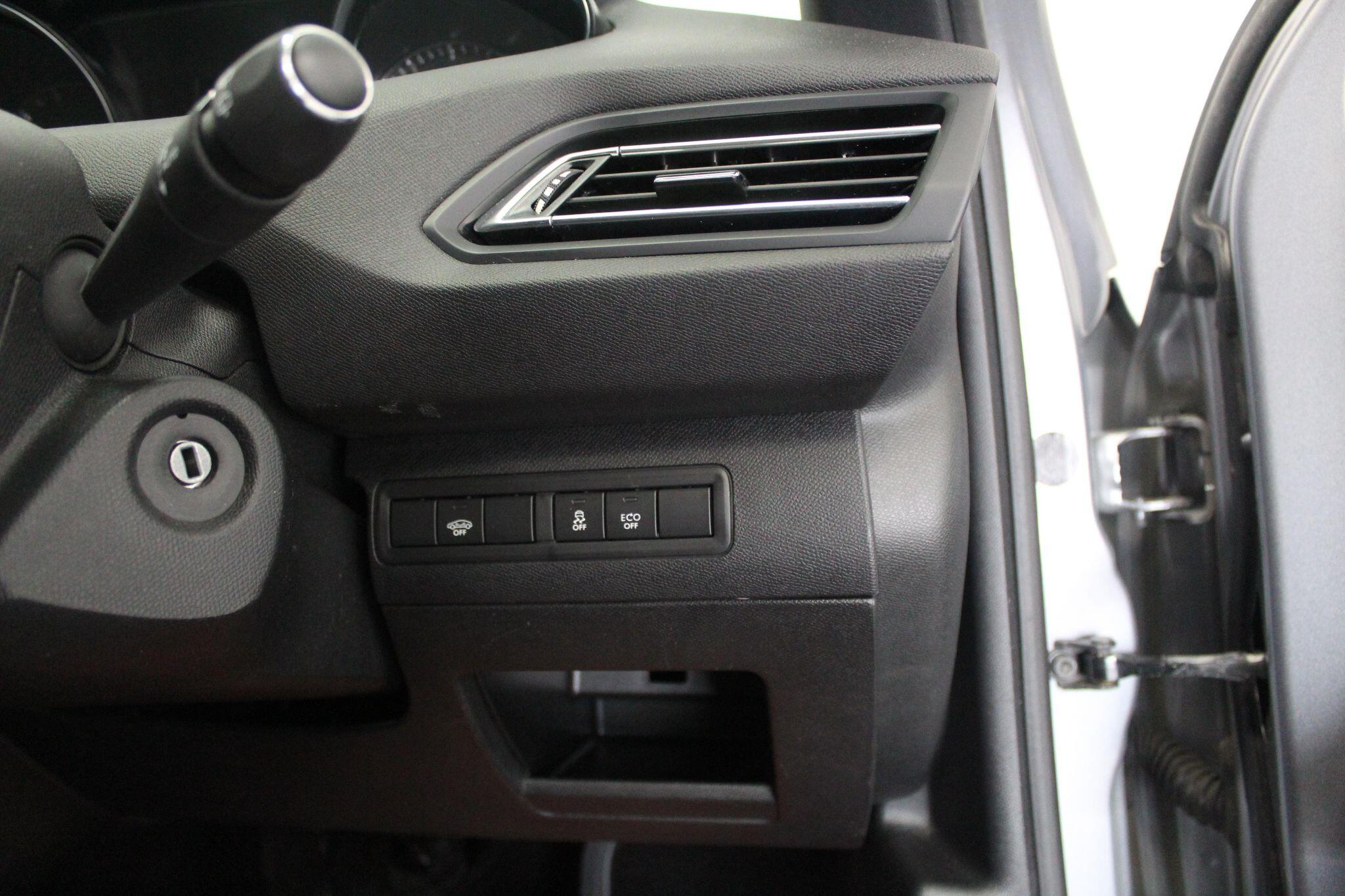 Peugeot 308 view 45