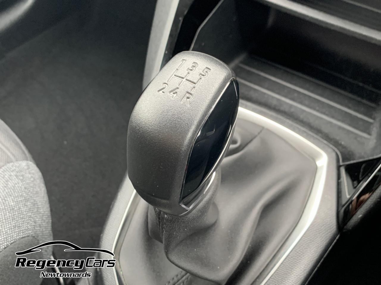 Peugeot 208 view 11