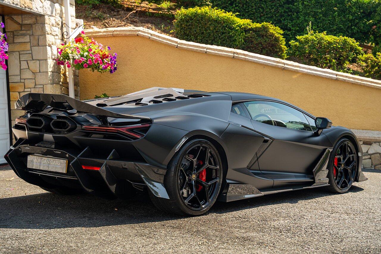 Lamborghini Revuelto view 10