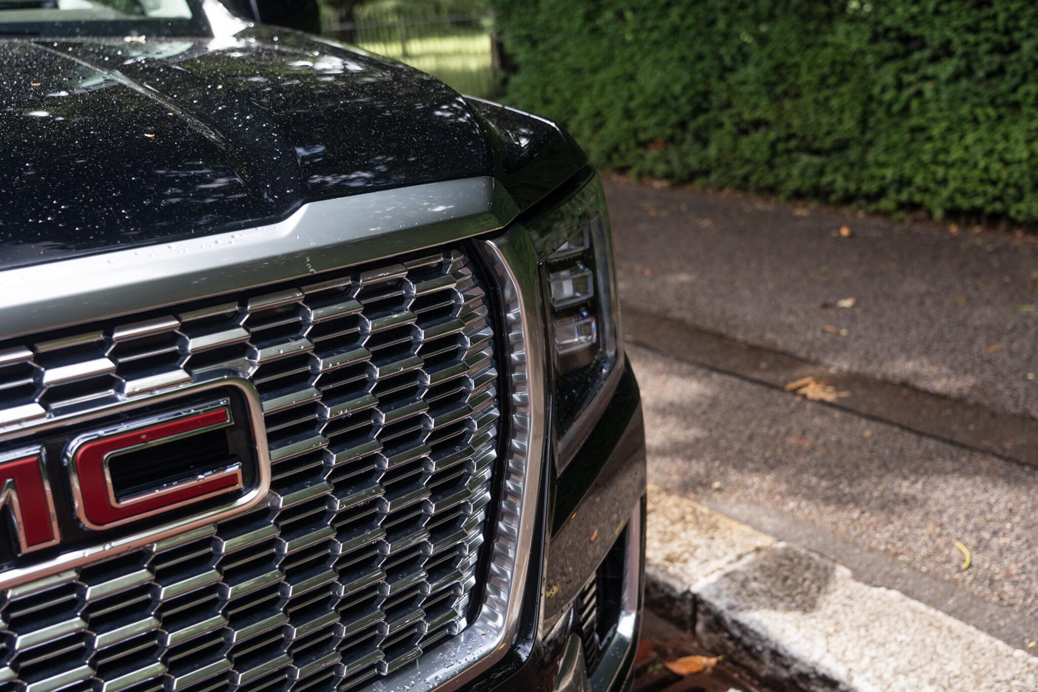 GMC Yukon view 16