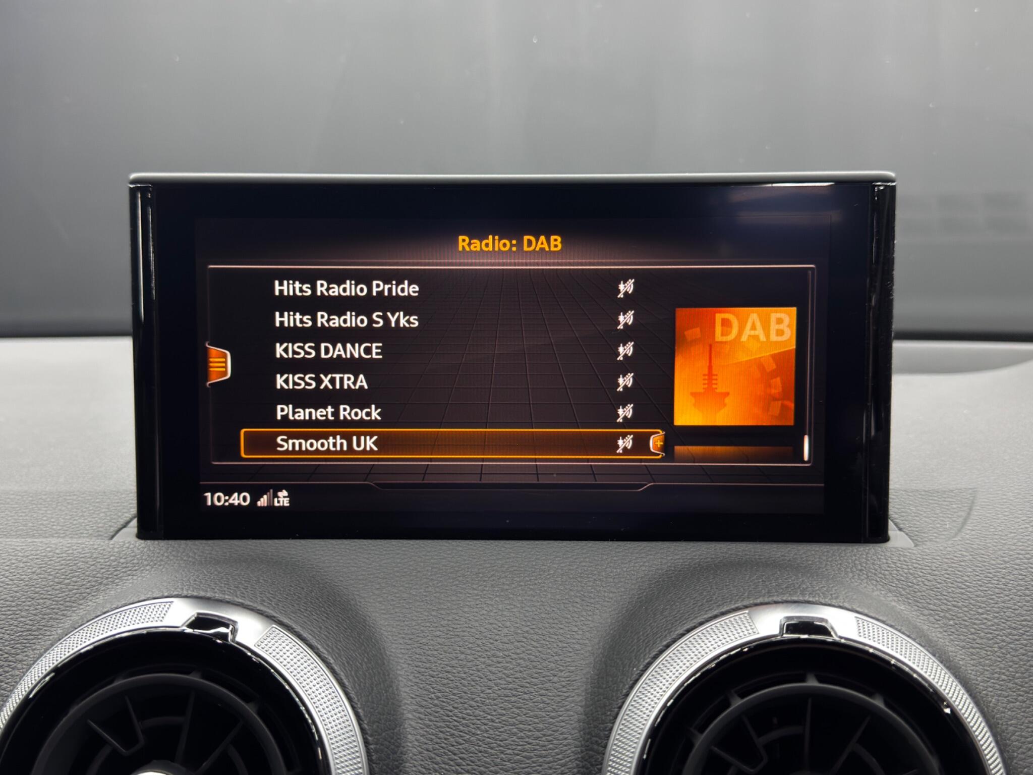 Audi Q2 view 32