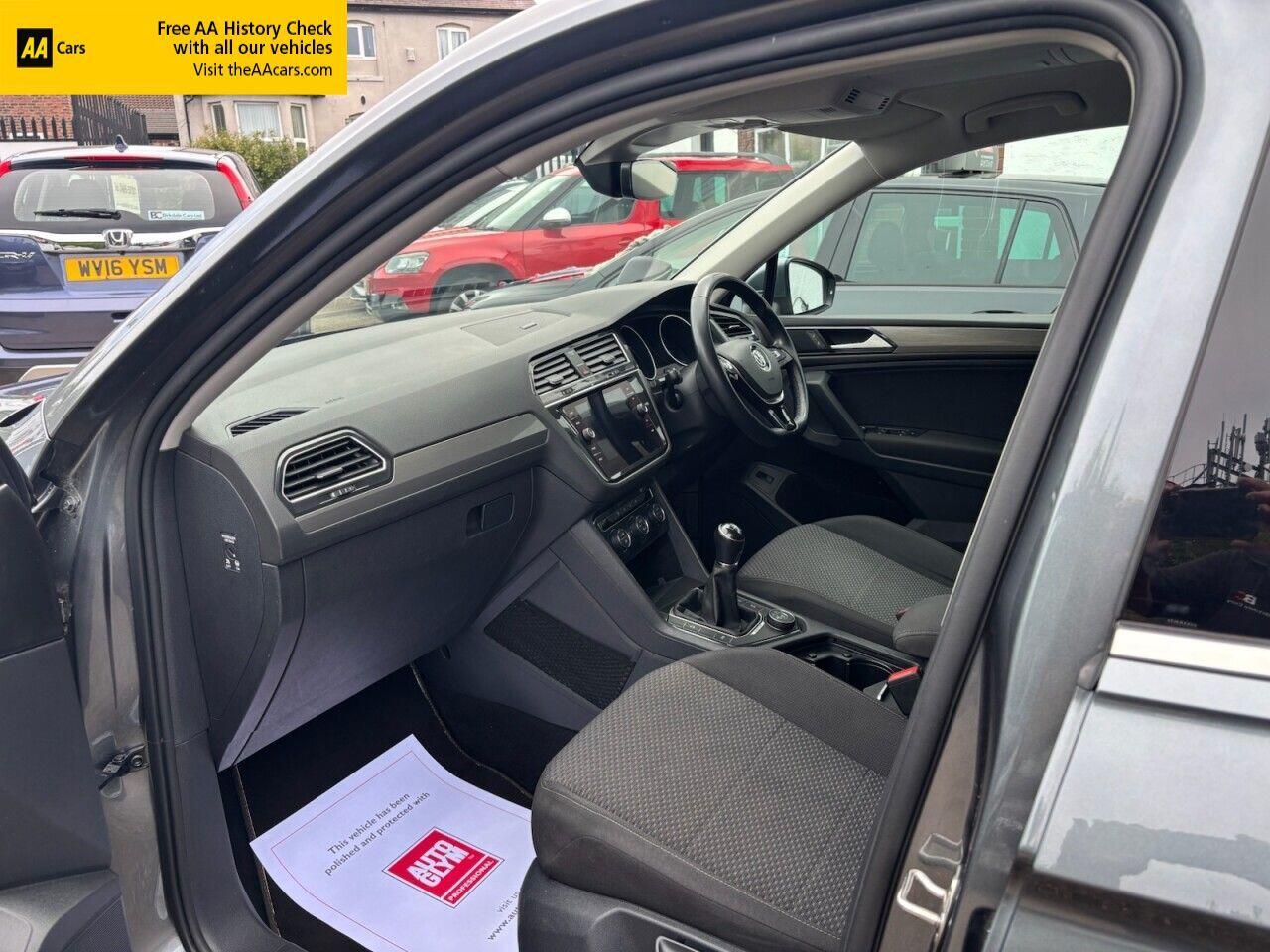 Volkswagen Tiguan Allspace view 9