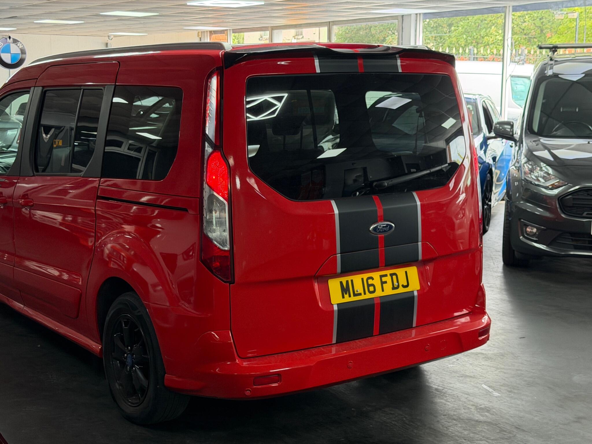 Ford Grand Tourneo Connect view 4