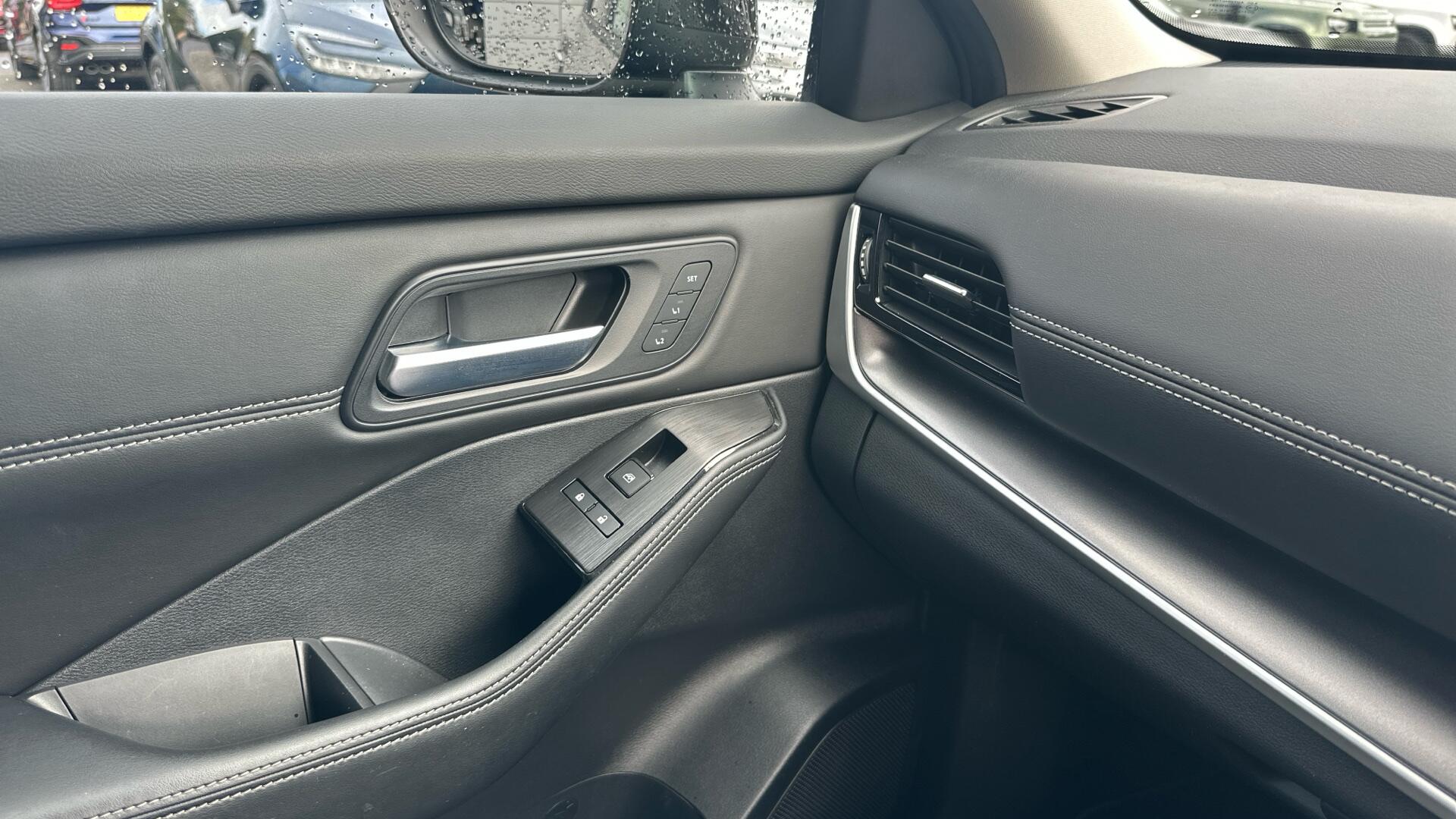 Nissan X-Trail view 80