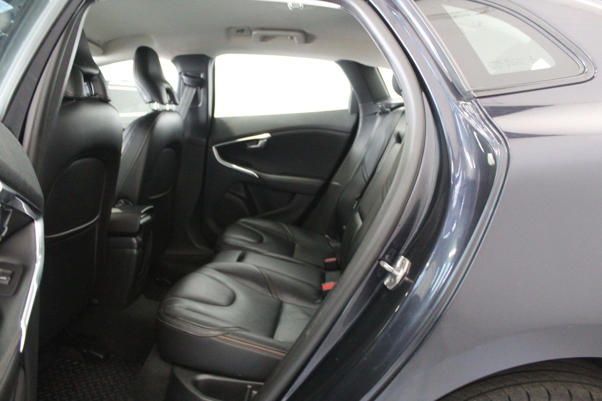Volvo V40 Cross Country view 50