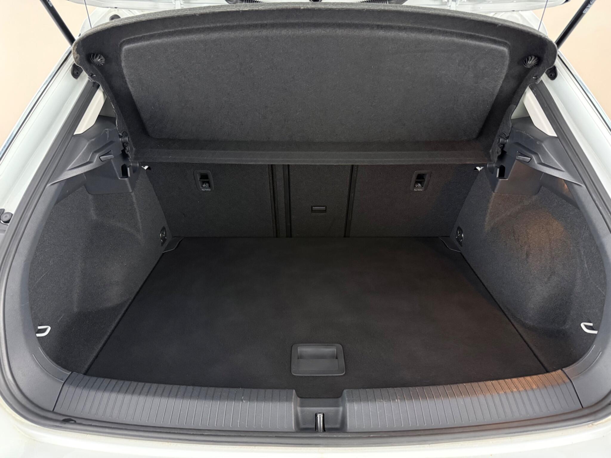 Volkswagen T-Roc view 10