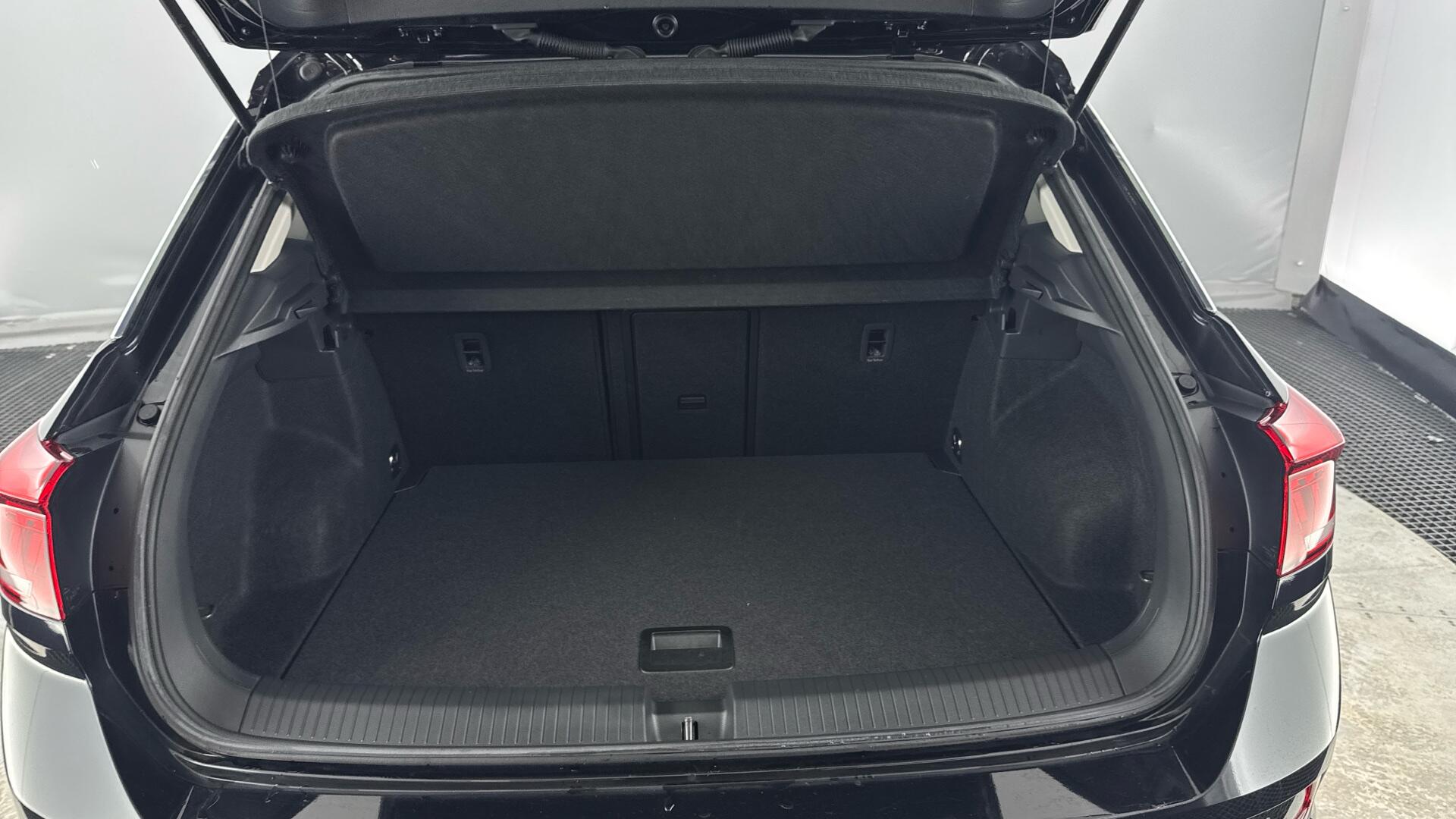 Volkswagen T-Roc view 15