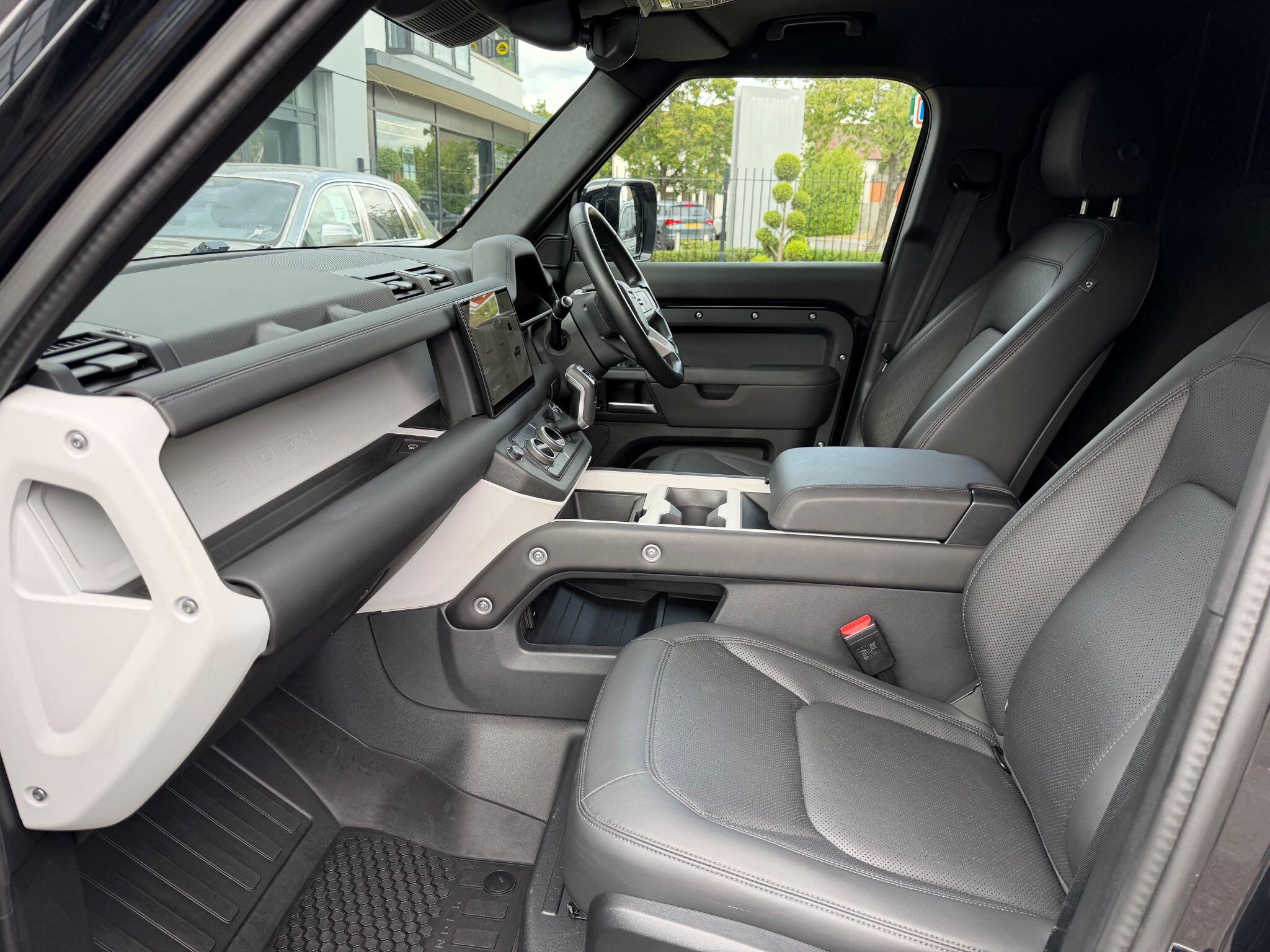 Land Rover Defender 110 view 9