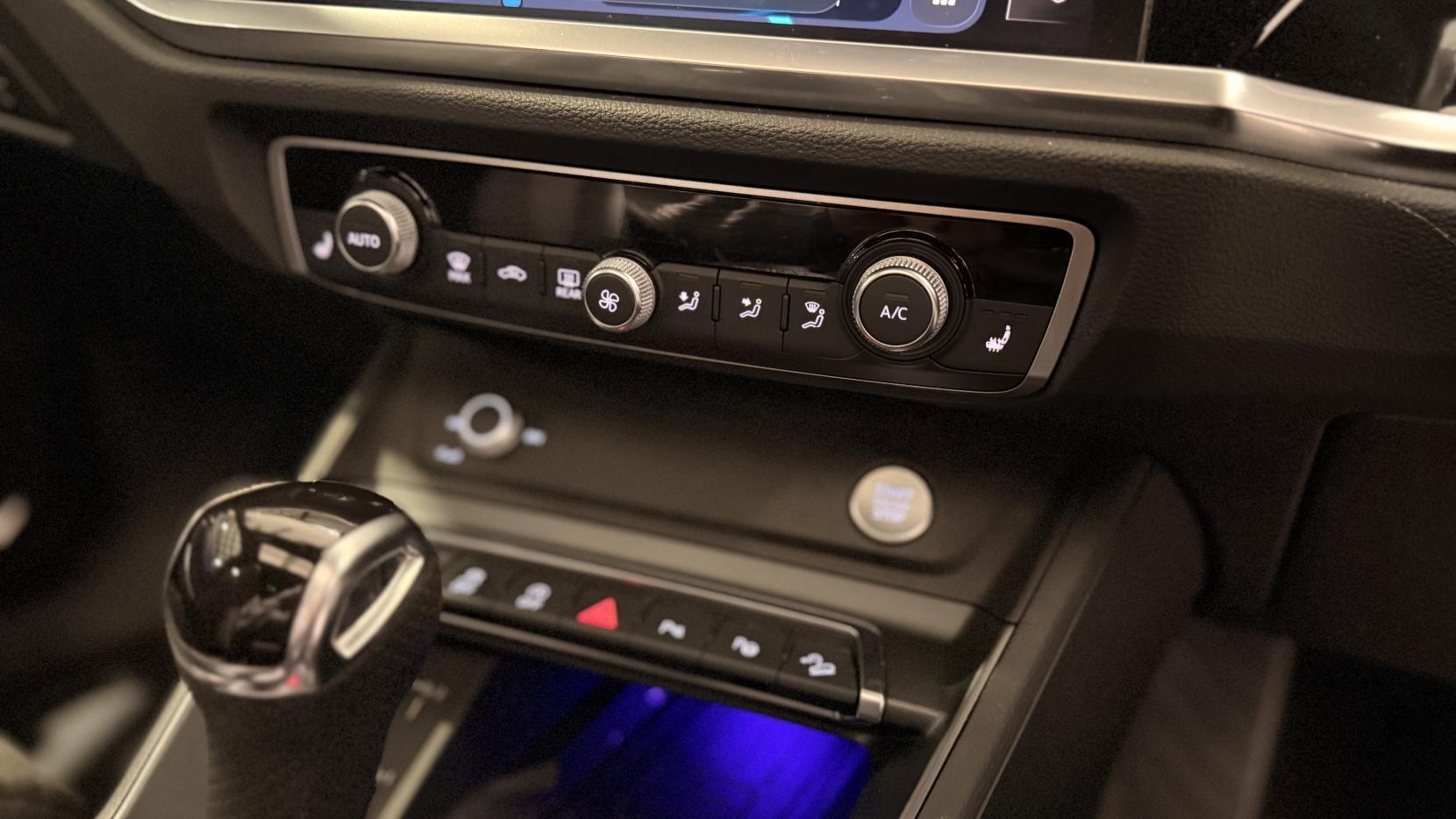 Audi Q3 view 15