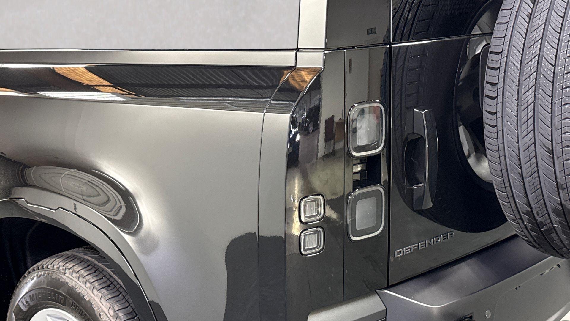 Land Rover Defender view 19