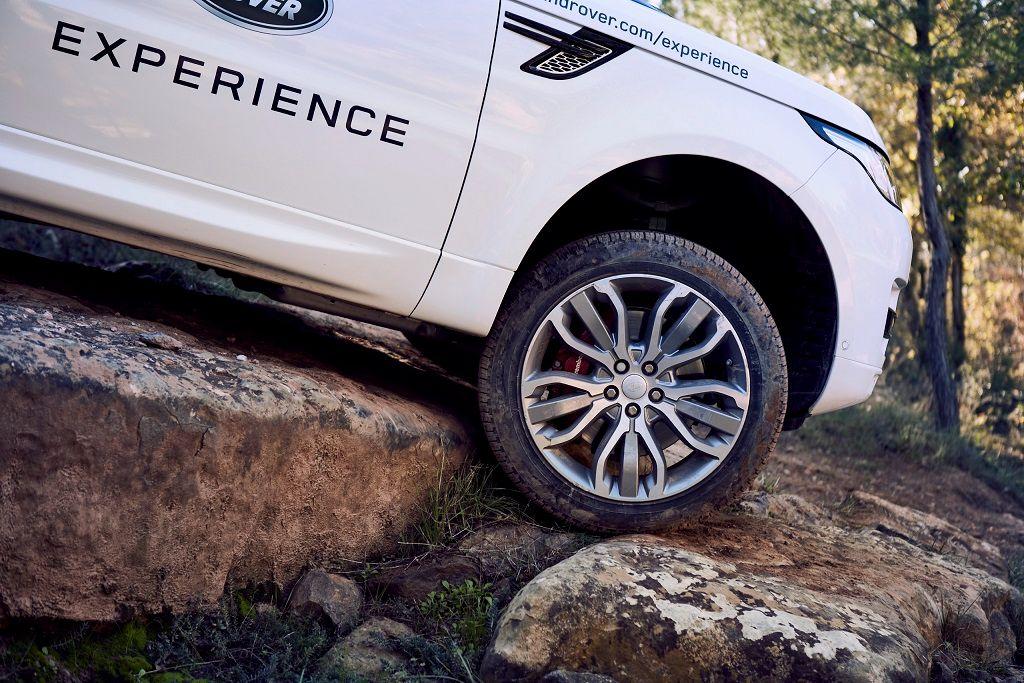 Land Rover Discovery Sport view 6
