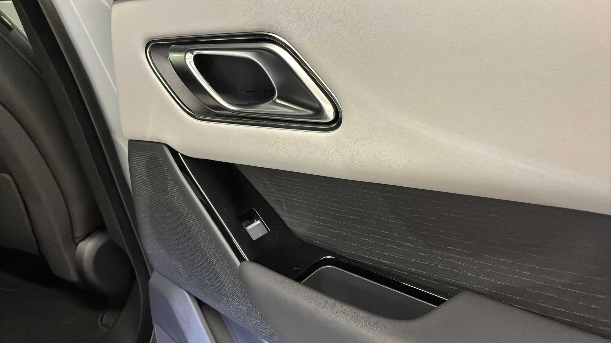 Land Rover Range Rover Velar view 32