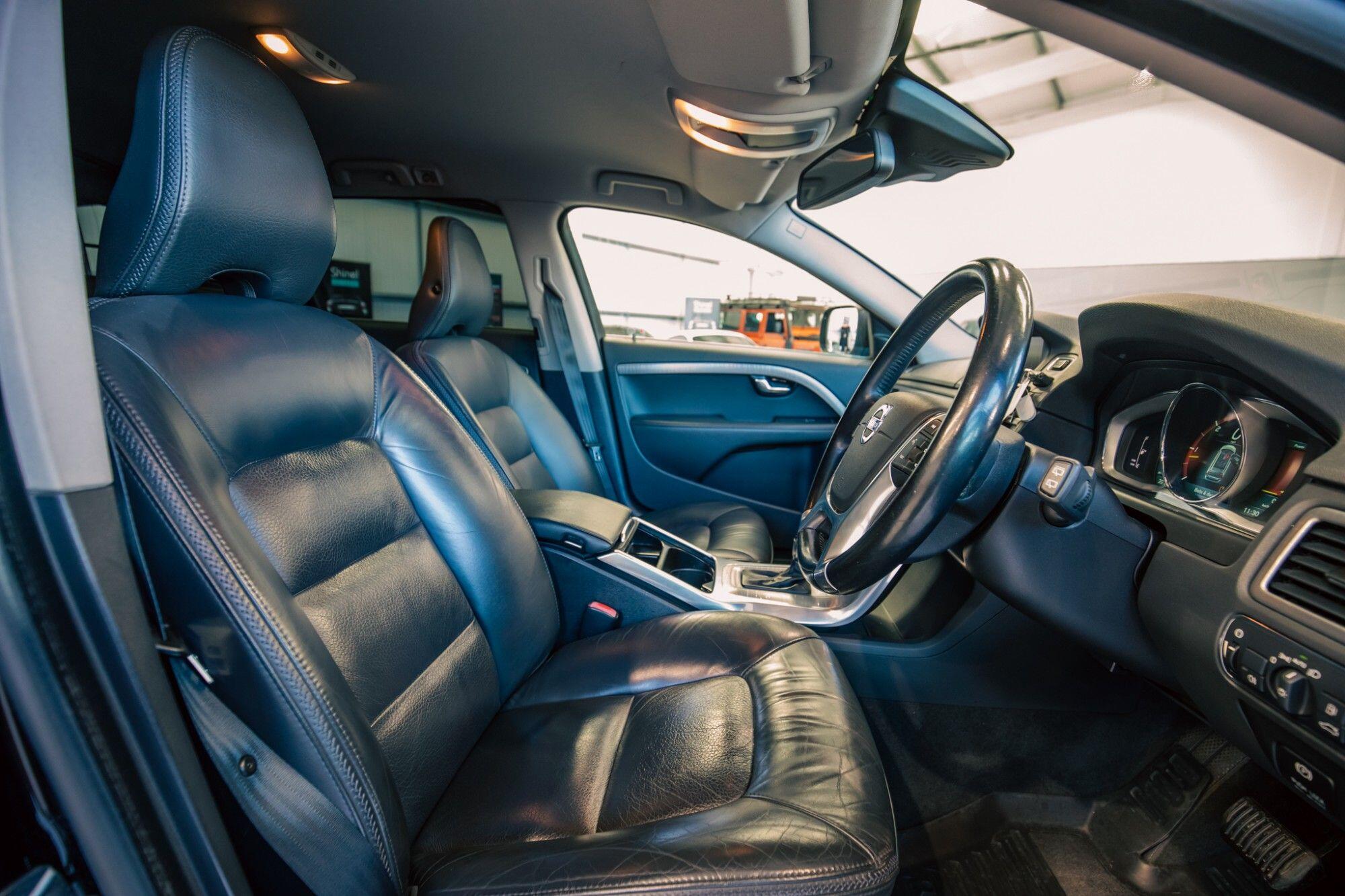 Volvo XC70 view 2