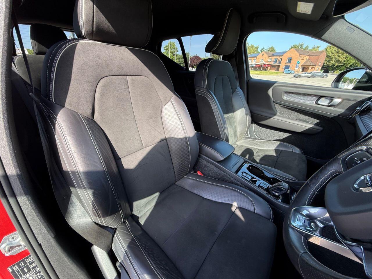 Volvo XC40 view 3